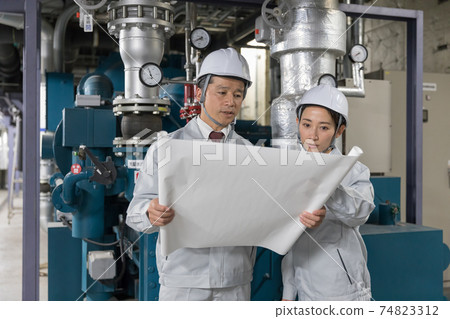 Education OJT to teach workers working in factory facilities 74823312