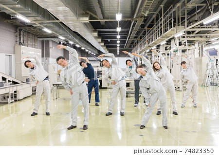 上班前做體操的工人 74823350