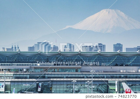 Haneda Airport Terminal 3 (international flight) and Mt. Fuji Haneda Airport Terminal 3 (international flight) and Mt. Fuji 74823770