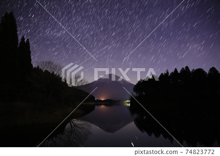 富士山和從狸木湖看到的星空 74823772