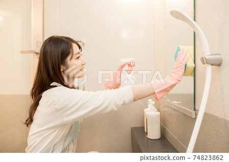 Woman cleaning the bath 74823862