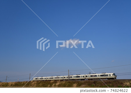 在藍天下的草津線上運行的火車 74824622