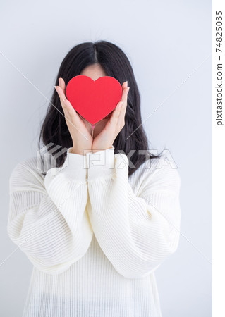穿白衣服的女孩有一顆紅色的心愛愛愛 穿白衣服的女孩有一顆紅色的心愛愛愛 74825035