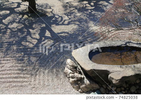 "Ritsurin Garden" Kikugetsutei's pine shadow on the edge of the moon and the edge of the water bowl 74825038