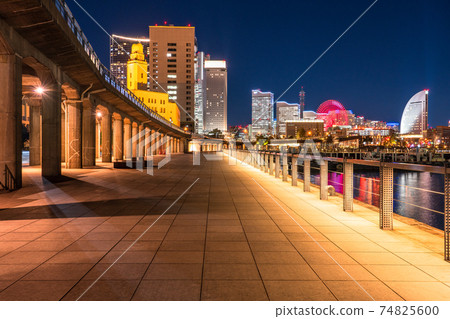 《Kanagawa Prefecture》 Night view of Yokohama Port Town, Elephant Nose Park 74825600