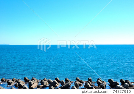 Coast with tetrapod 74827910