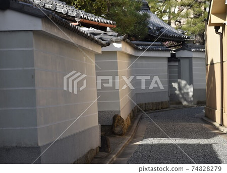 Path leading to the wall of the hidden temple in Kyoto ① Path leading to the wall of the hidden temple in Kyoto ① 74828279
