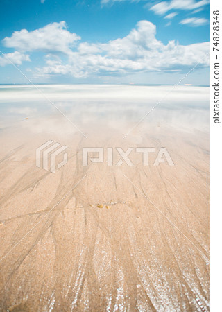A gentle image of the sea ① 74828348
