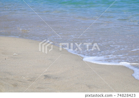 A peaceful beach 74828423