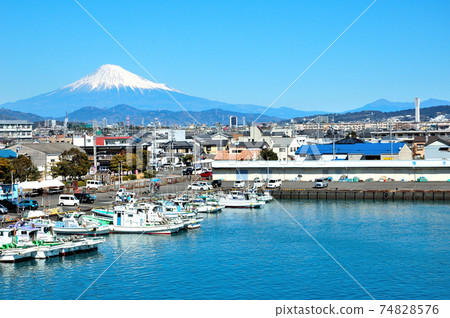 望著富士山的望月漁港 74828576