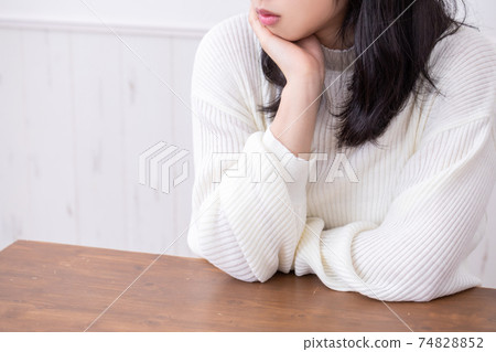 一個穿白衣服的女人擔心女人擔心 74828852