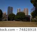 公園和高層公寓，在晴朗的一天 74828918