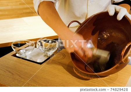 Craftsman who kneads warabi mochi 74829428