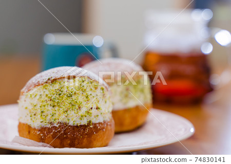 Pistachio Maritozzo 74830141