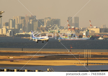 飛機在東京大田區黃昏降落在機場 飛機在東京大田區黃昏降落在機場 74830684