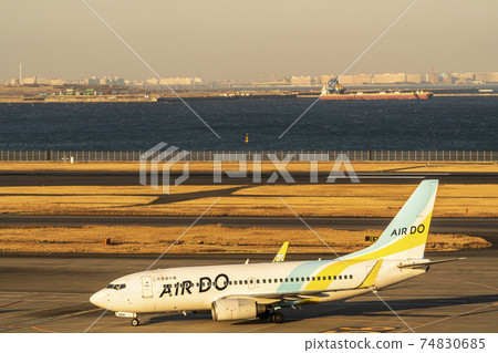 東京大田區黃昏滑行飛機的機場 74830685