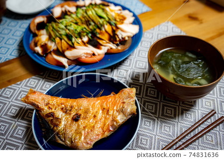 Grilled fish set meal 74831636