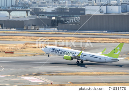Airport scenery: Airplanes and factories taking off, Ota-ku, Tokyo 74831778