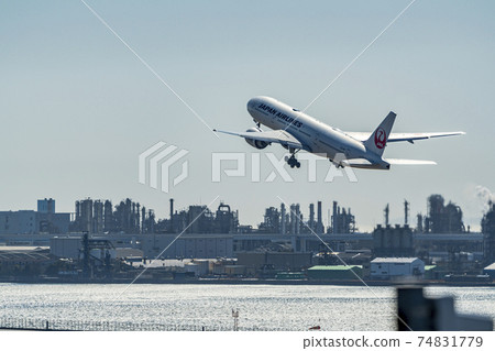 機場風光：飛機和工廠起飛，東京都大田區 74831779