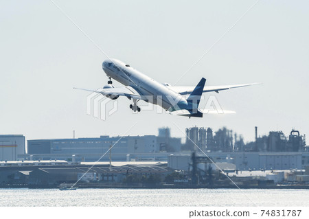 機場風光：飛機和工廠起飛，東京都大田區 74831787