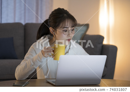 便攜式計算機上工作的年輕女子 74831807