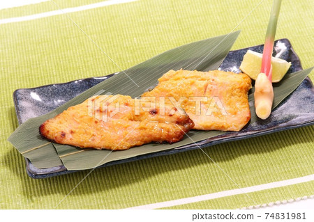 Grilled salmon in Saikyo, grilled in miso, grilled in miso 74831981