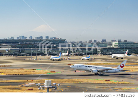 Airport scenery: Airplane taking off and Mt. Fuji, Ota-ku, Tokyo 74832156