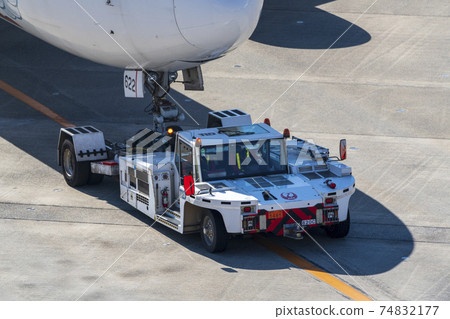 機場風光東京大田區牽引車和飛機 機場風光東京大田區牽引車和飛機 74832177
