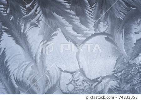 The Art of the Extreme Cold: Frost Patterns on Window Glass 74832358