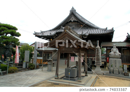 [四國36風道聖地]德島縣德島市光通寺十三號本館和雨季天空 74833387