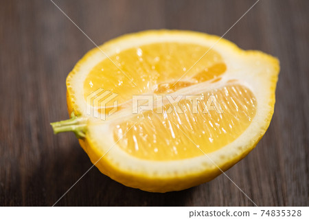 切檸檬的橫截面 切檸檬的橫截面 74835328