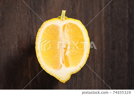 切檸檬的橫截面 切檸檬的橫截面 74835329