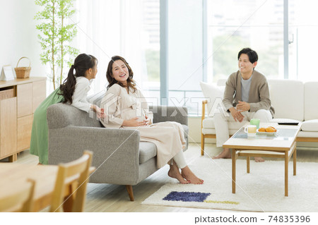 家庭孕婦花在客廳裡的時間 74835396