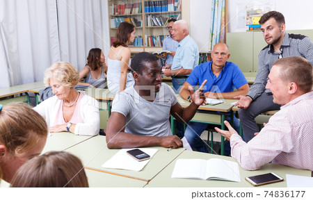 Group students discussion during course 74836177