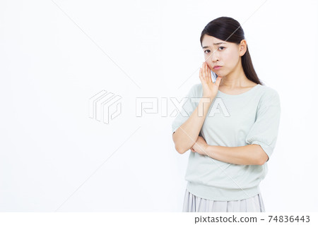 30多歲女性白色背景畫像 74836443