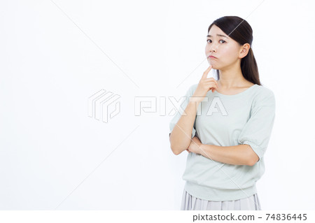 30多歲女性白色背景畫像 74836445