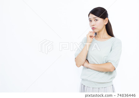 30多歲女性白色背景畫像 74836446