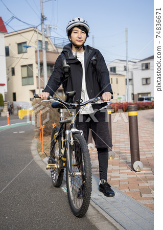 Male deliveryman delivery lunch Male deliveryman delivery lunch 74836671