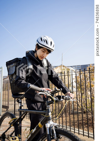 Male deliveryman delivery lunch Male deliveryman delivery lunch 74836898