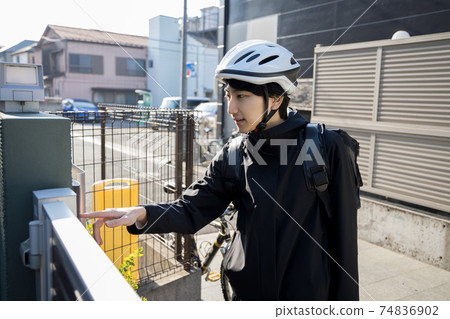 男送貨員送貨午餐 男送貨員送貨午餐 74836902