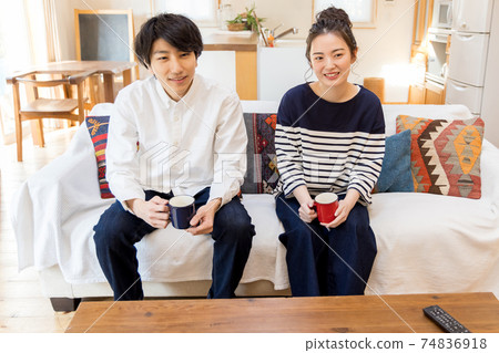 夫妻在家看電影，不外出夫妻對 74836918