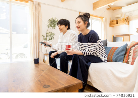 夫妻在家看電影，不外出夫妻對 74836921