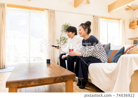 夫妻在家看電影,不外出夫妻對 夫妻在家看電影,不外出夫妻對 74836922