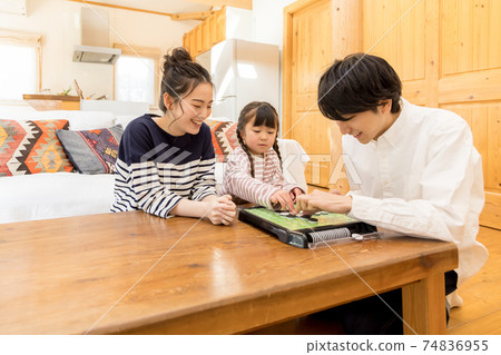 上班時間，避免外出活動父母和孩子在家中享受奧賽羅的樂趣 74836955