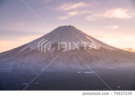 《山梨縣》富士山和冰雪覆蓋的城市景觀,天上山公園 《山梨縣》富士山和冰雪覆蓋的城市景觀,天上山公園 74837229