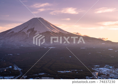 《山梨縣》富士山和冰雪覆蓋的城市景觀,天上山公園 《山梨縣》富士山和冰雪覆蓋的城市景觀,天上山公園 74837230