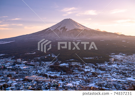 《Yamanashi Prefecture》 View of Mt. Fuji and snow-covered cityscape, Tenjozan Park 74837231
