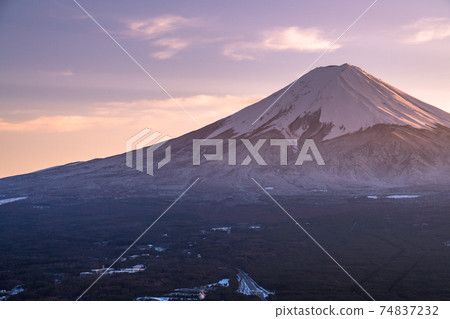 《Yamanashi Prefecture》 View of Mt. Fuji and snow-covered cityscape, Tenjozan Park 74837232