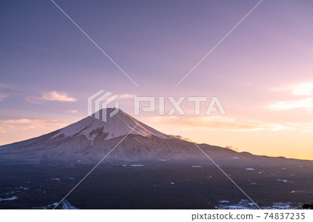 《Yamanashi Prefecture》 View of Mt. Fuji and snow-covered cityscape, Tenjozan Park 《Yamanashi Prefecture》 View of Mt. Fuji and snow-covered cityscape, Tenjozan Park 74837235