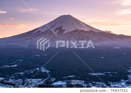 《Yamanashi Prefecture》 View of Mt. Fuji and snow-covered cityscape, Tenjozan Park 《Yamanashi Prefecture》 View of Mt. Fuji and snow-covered cityscape, Tenjozan Park 74837241